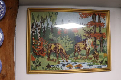 Broderi med naturmotiv fra skov